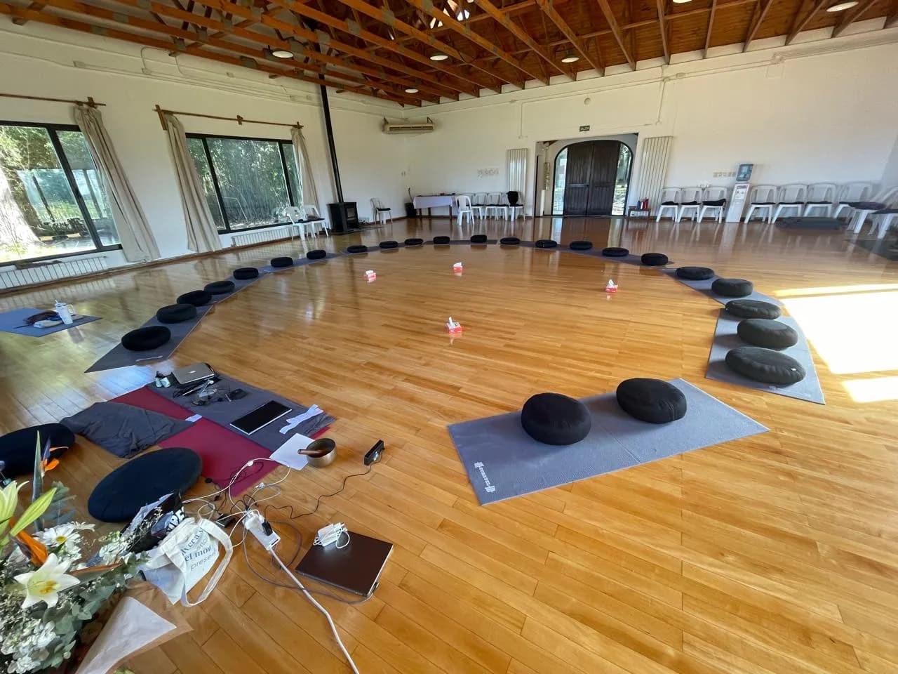 Almohadones de meditación dispuestos en círculo en la sala