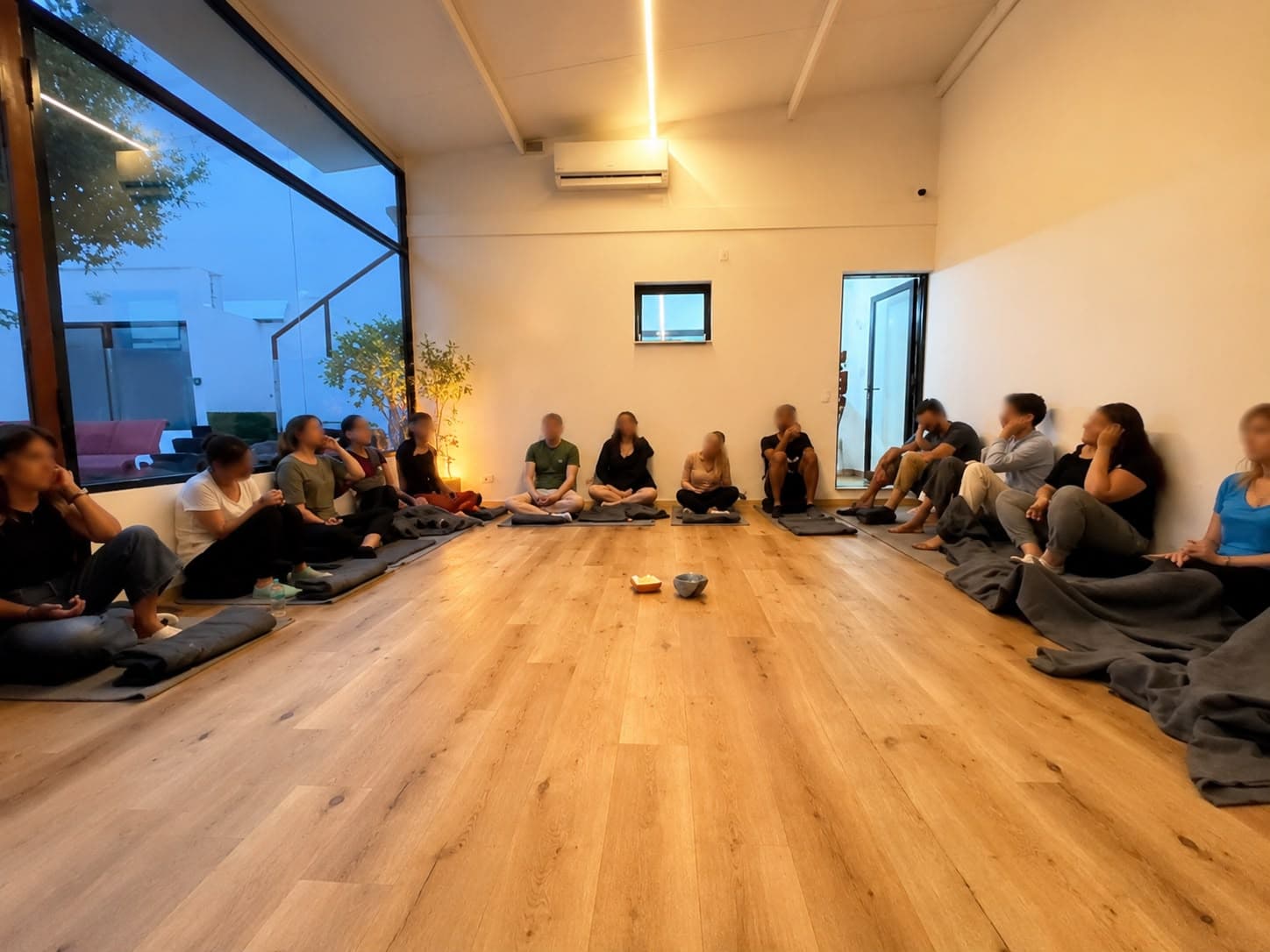 Círculo de práctica en la sala de Palermo, al caer la tarde