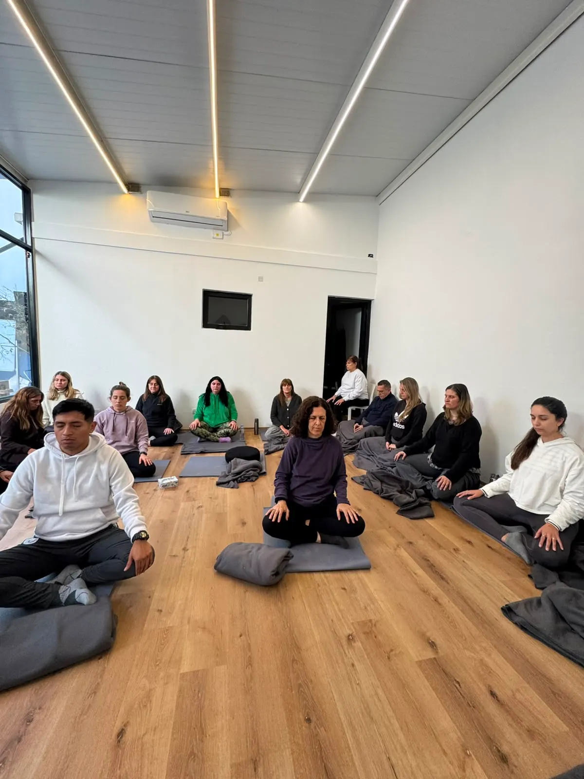 Participantes del programa MBSR meditando en la sala de Palermo