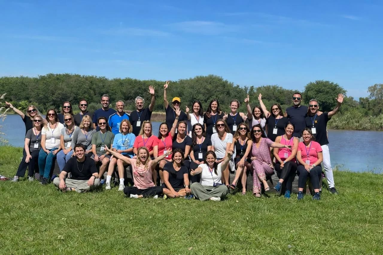 Grupo participante del retiro de mindfulness reunido junto al lago