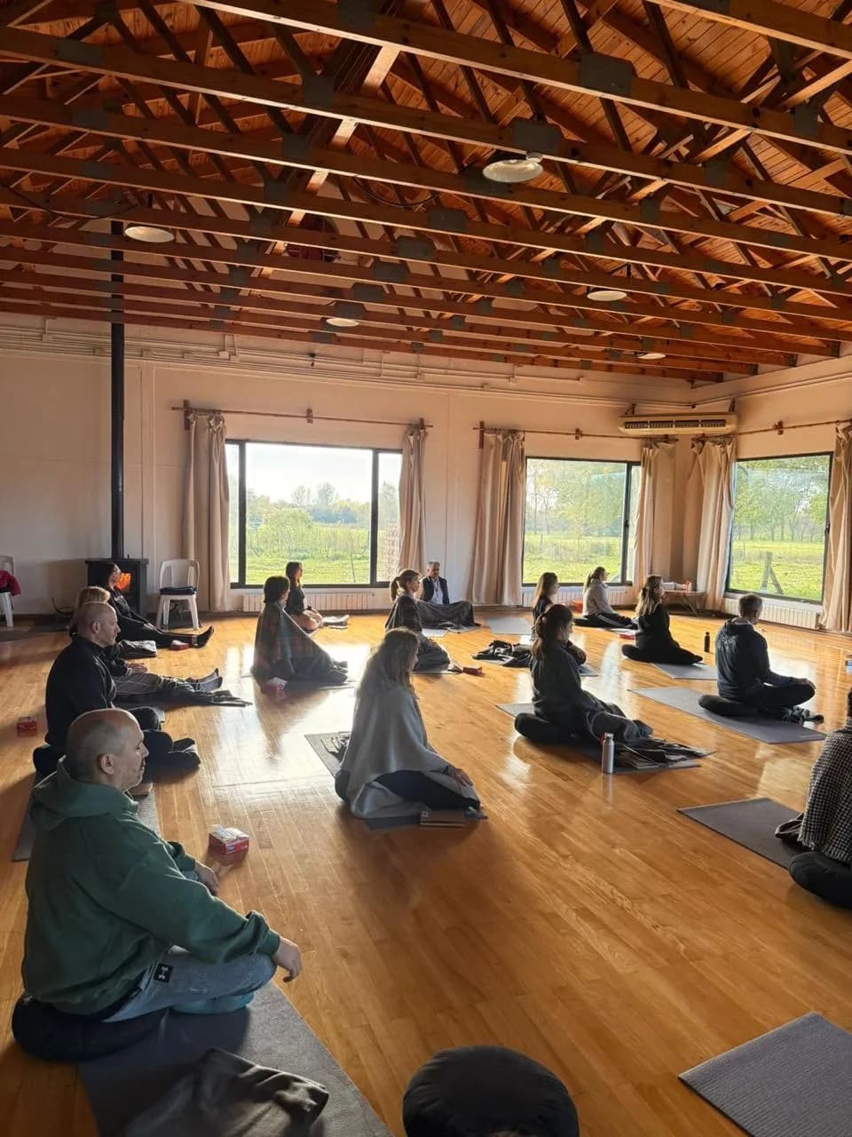 Práctica grupal de mindfulness dentro de la sala de La Reserva